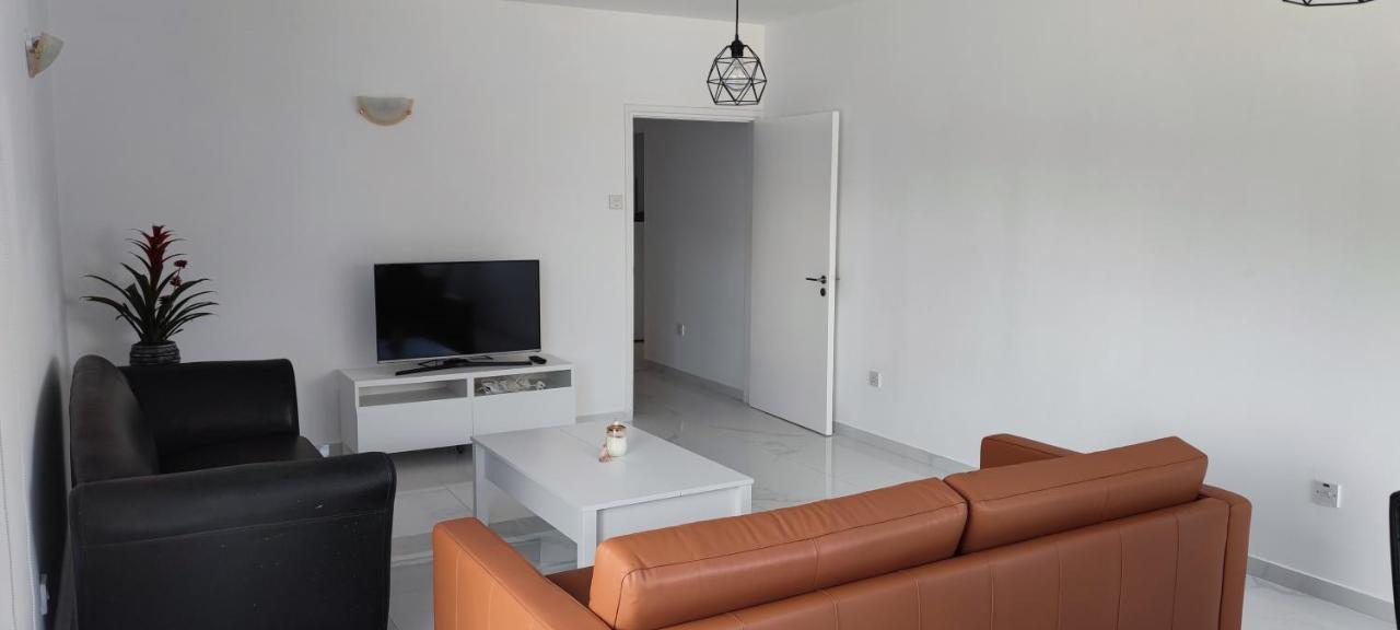 Ellas Modern Duplex Center *